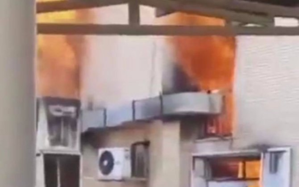 İranda qəzəbli gənclər dövlət binasını yandırdılar - VİDEO