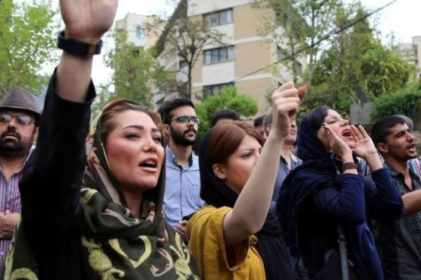 Dünyada qadınlar İran qadınlarına dəstək üçün saçlarını kəsirlər