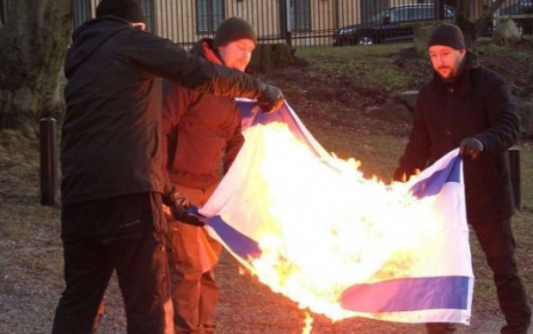 İsveçdə radikallar Quranın ardınca Tövratı və İsrail bayrağını da yandırdılar...-FOTO