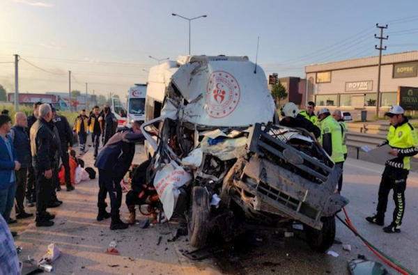 Türkiyənin Bursa şəhərində idmançıları daşıyan mikroavtobus qəzaya düşüb.