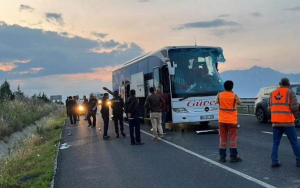 Türkiyədə yük maşını ilə avtobus toqquşub, ölənlər və yaralananlar var