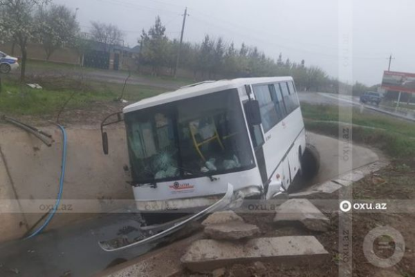 Beyləqanda ağır yol qəzası- Avtobus  su  kanalına  düşüb