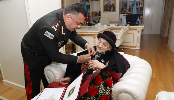 Azərbaycanda 102 yaşlı qadın təltif edilib
