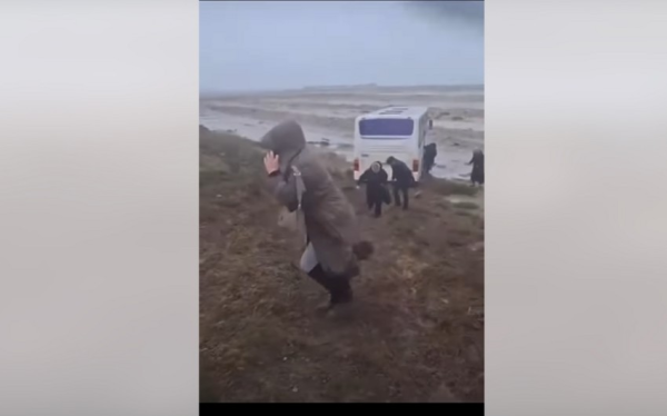 Güclü külək hərəkətdə olan avtobusu yolundan çıxarıb