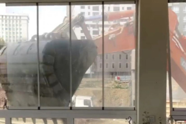 Ev sökən ekskovator sürücüsü azadlığa buraxılıb