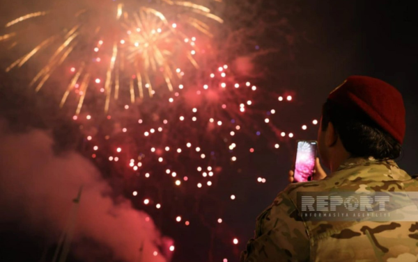 Bulvardakı atəşfəşanlıqdan görüntülər